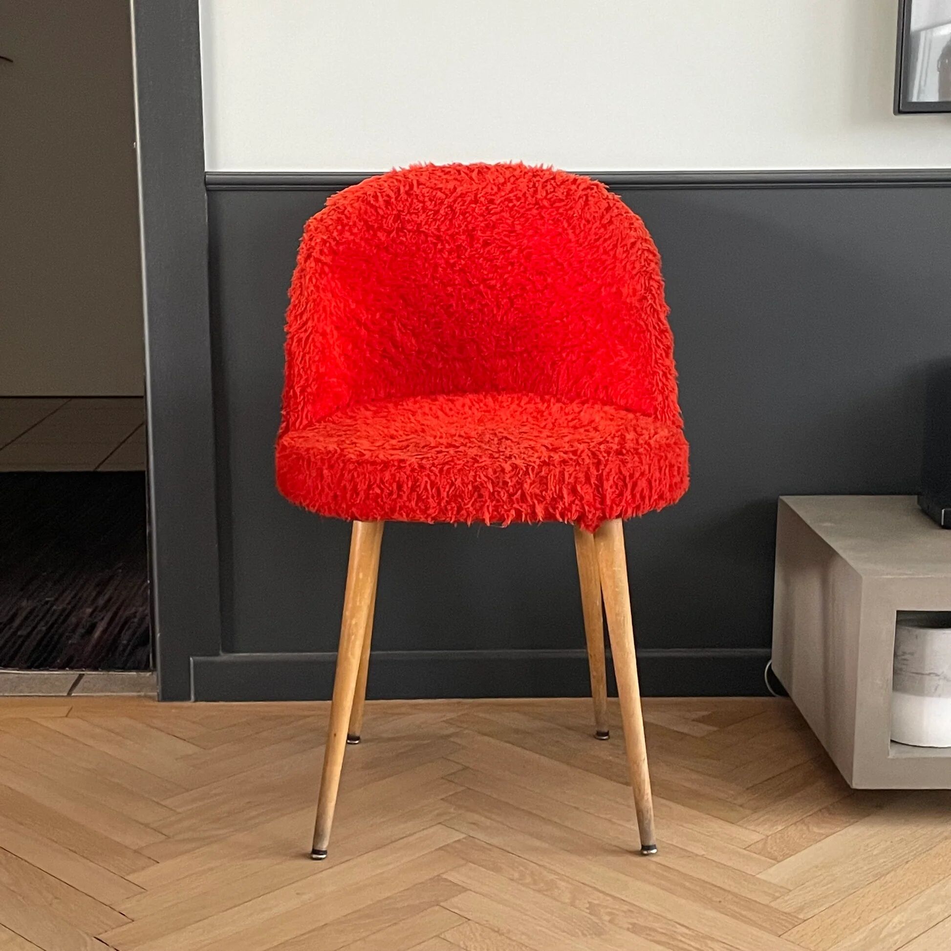 Chaise moumoute orange vintage
