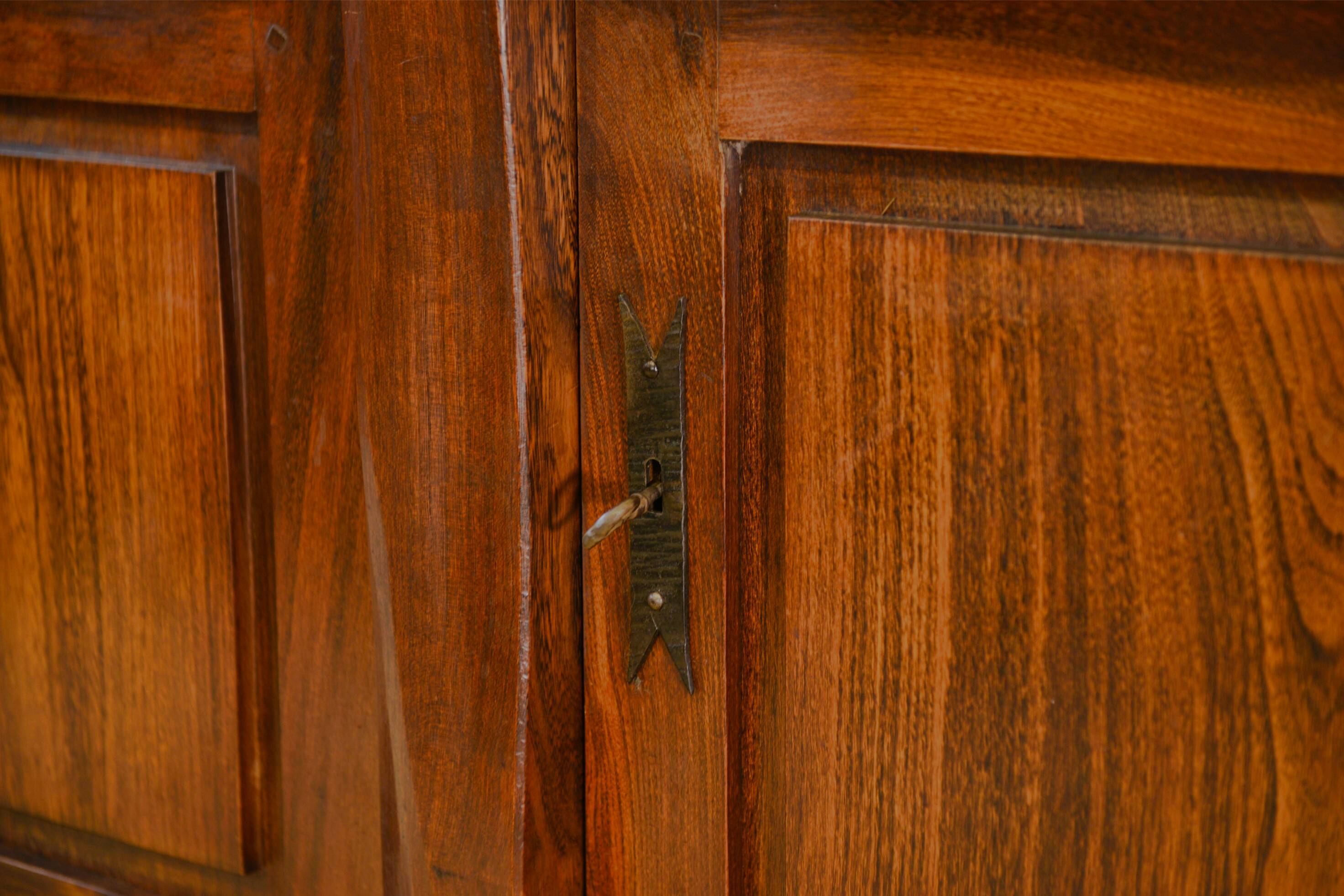 Brutalist sideboard in elm by Aranjou 1950s