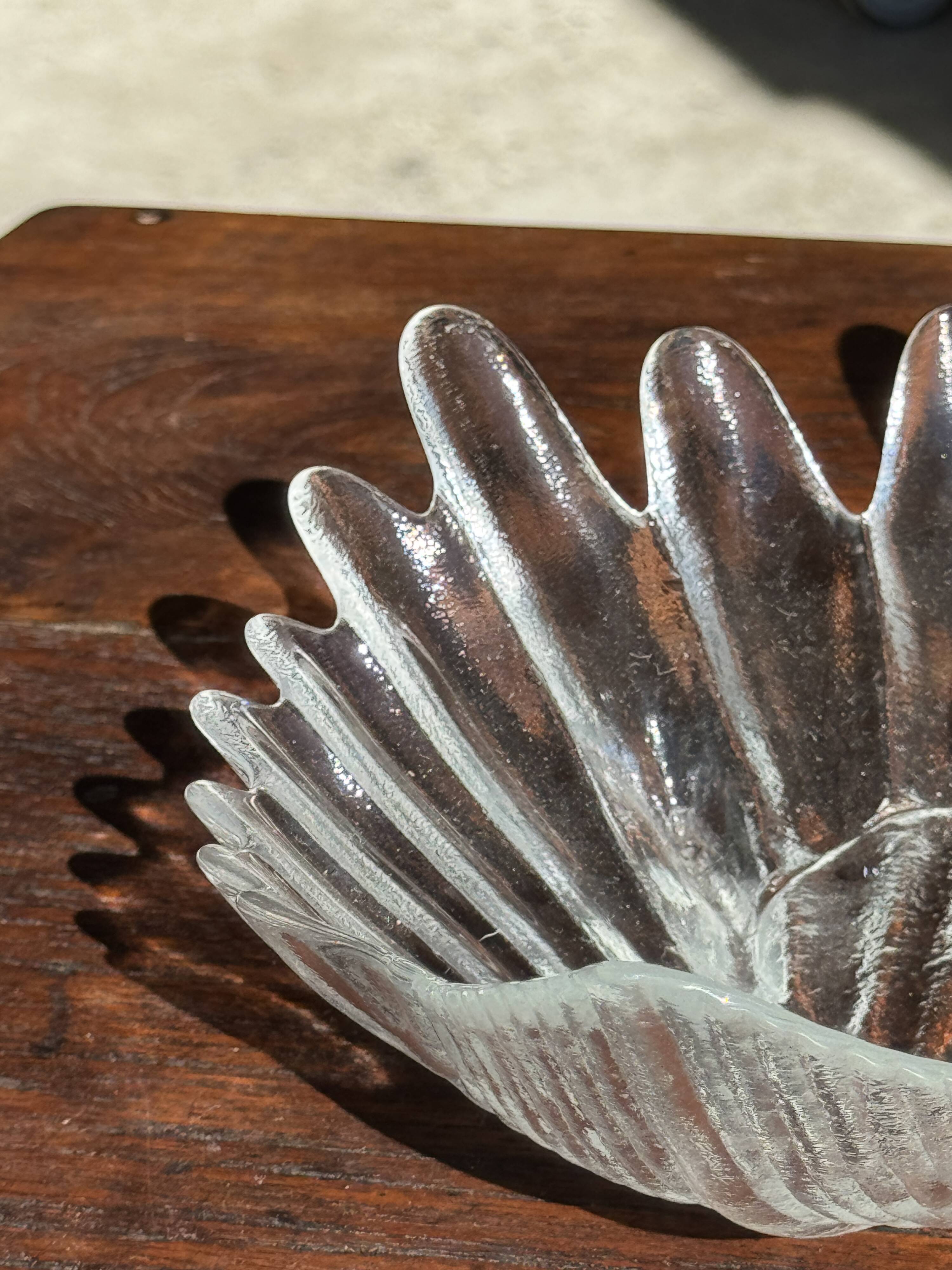 Large stylised shell bowl in vintage glass D22