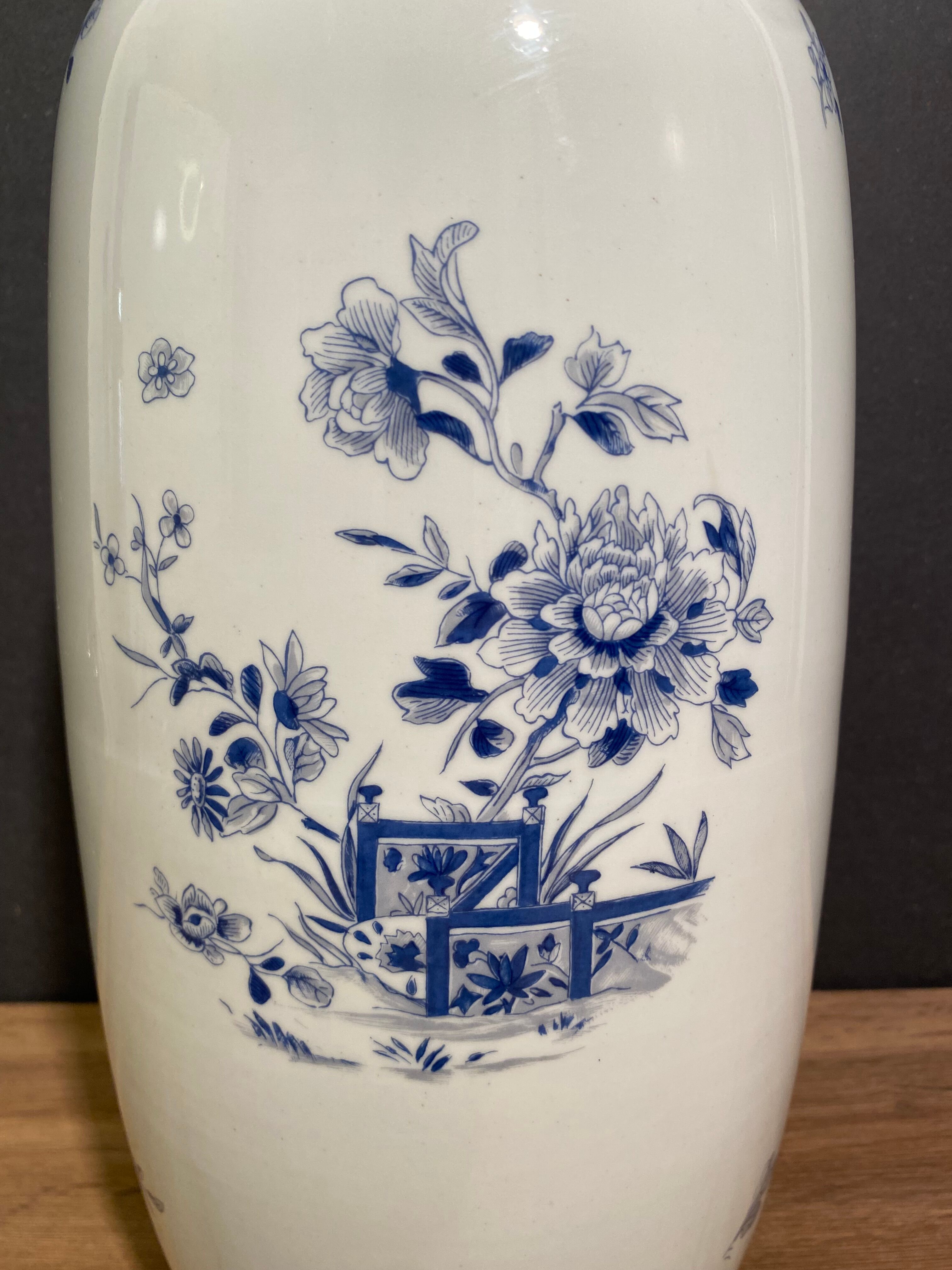 Large vase with Far Eastern porcelain decoration from Portugal Vista Alegre