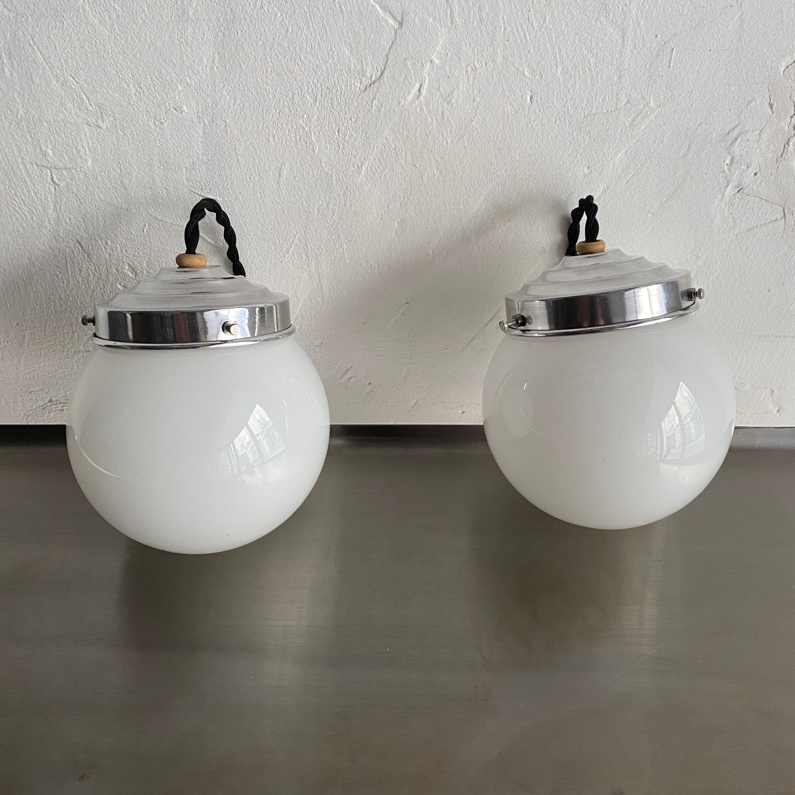 Lot 2 opaline hanging lamps