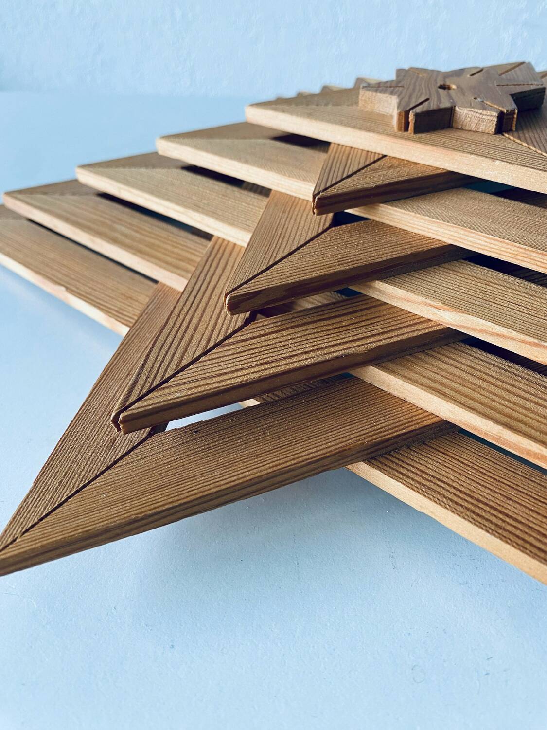 Luminous wooden wall star