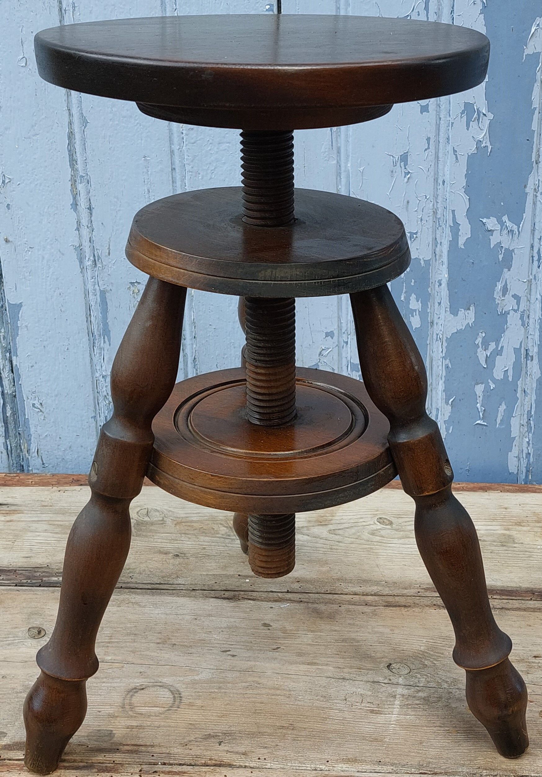 Tripod screw stool