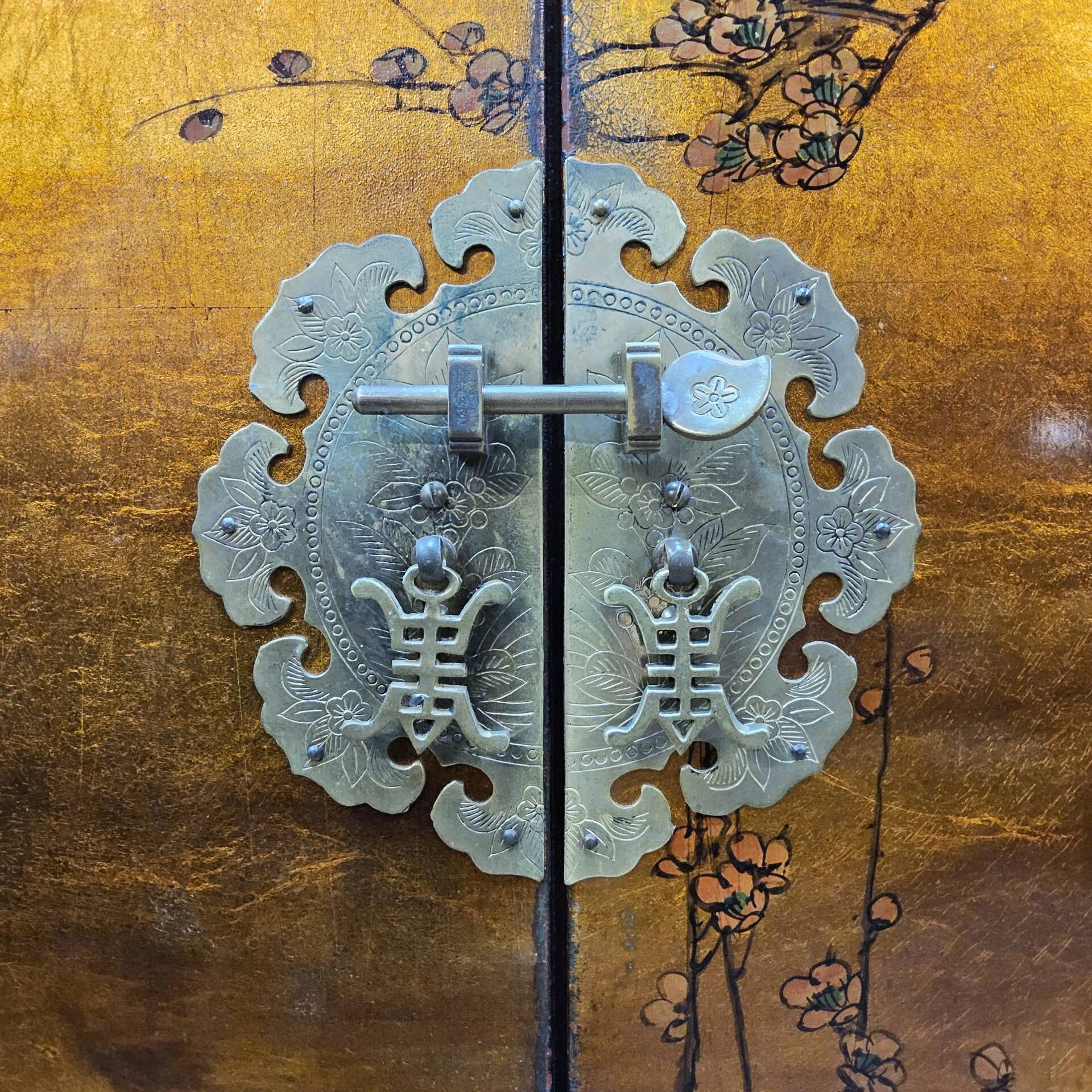 Cabinet chinois vintage avec feuille d'or, fleurs et oiseaux / bohème