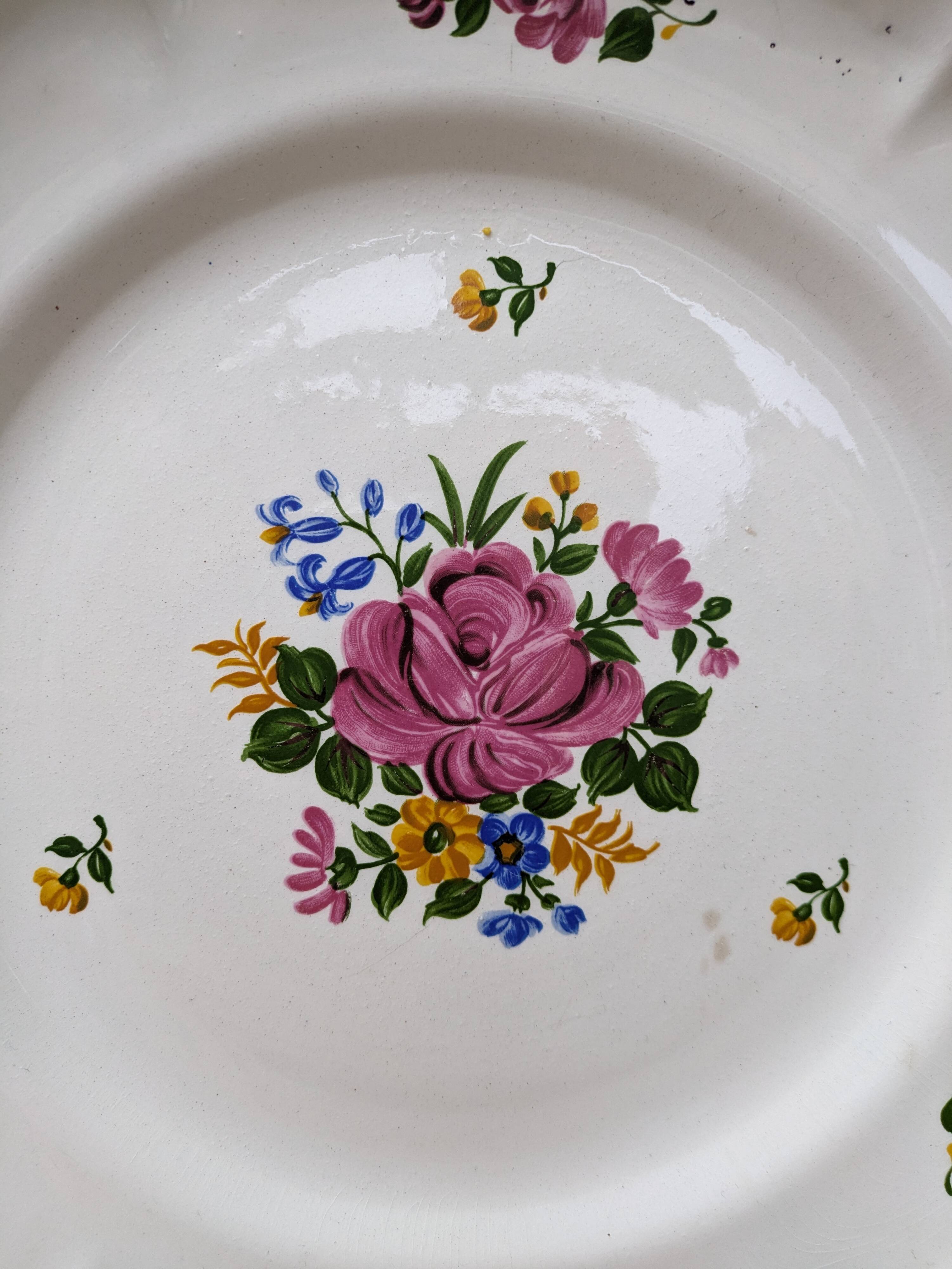 Round dish decorated with a bouquet of flowers Saint Amand Vieux Strasbourg