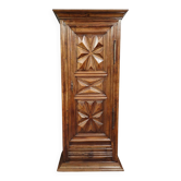 Armoire / Bonnetière ancienne en bois massif – Décor géométrique – H 208 cm