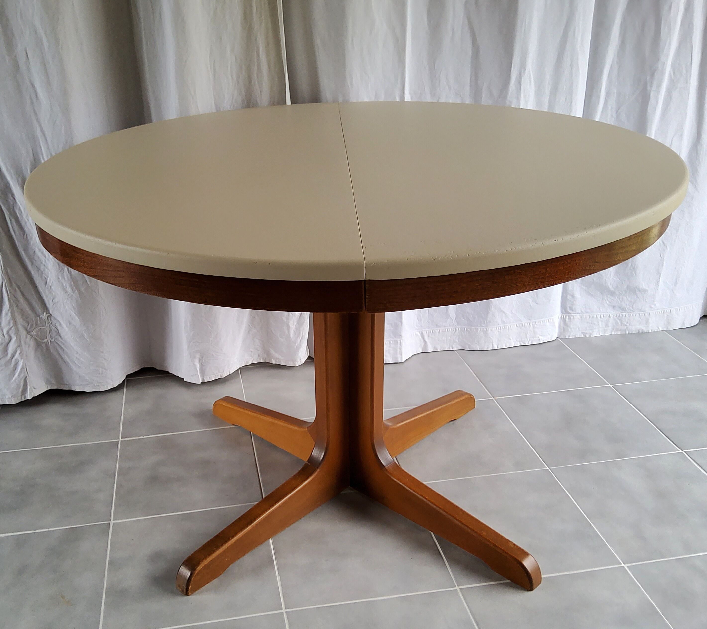 Expandable Roundtable