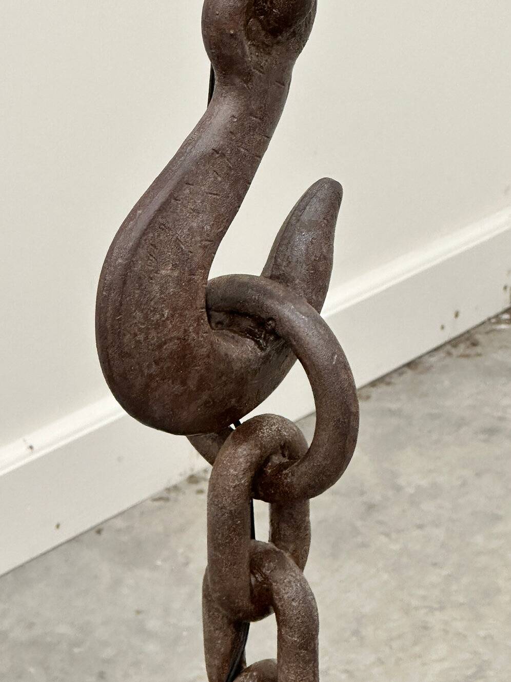 Brutalist cast iron & marine chain links floor lamp, France 1960s.