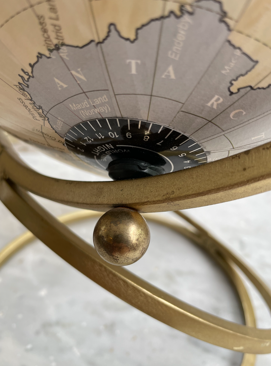 Globe earth 90s, brass spiral base