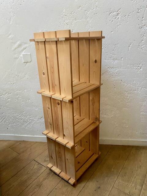 Ensemble d'étagères en bois sur pieds