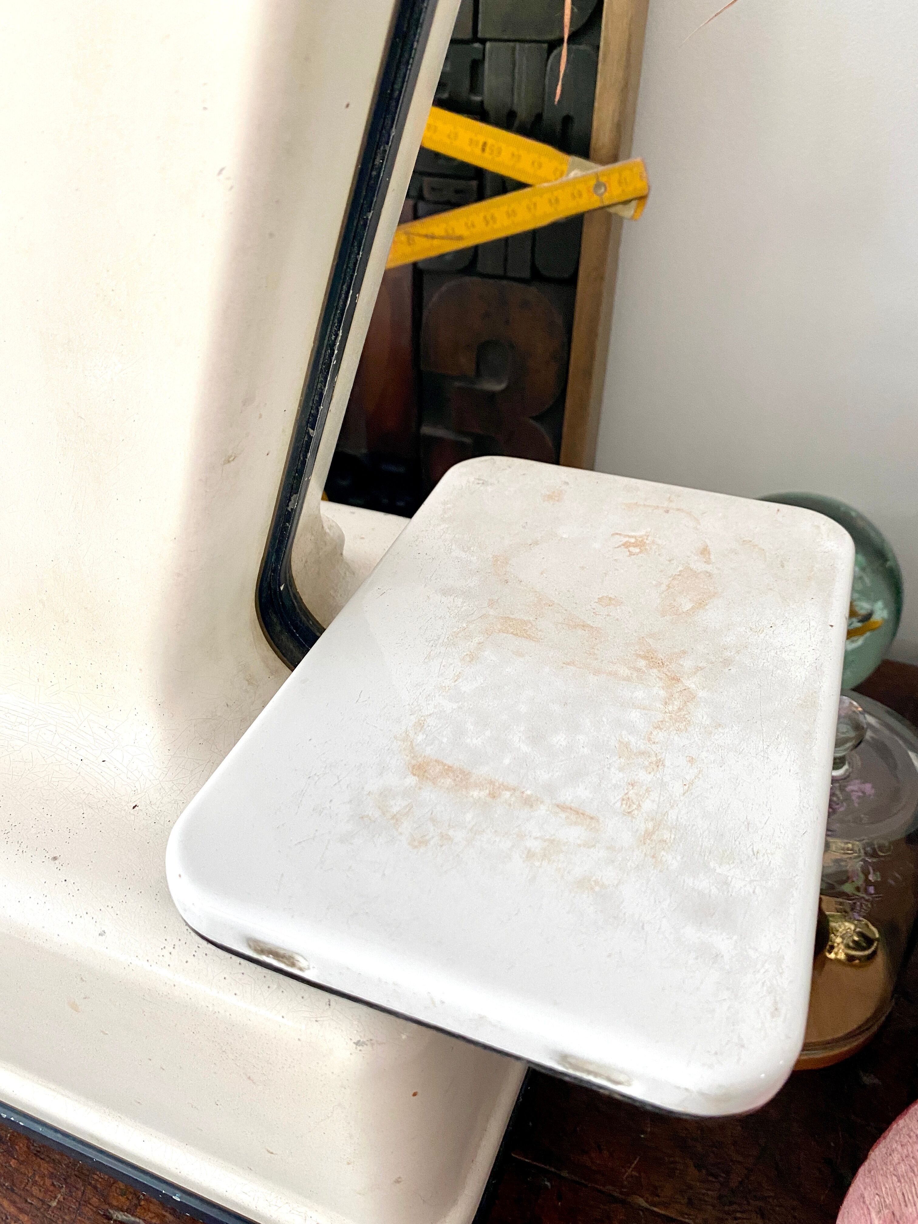 Old vintage Testut grocery scale