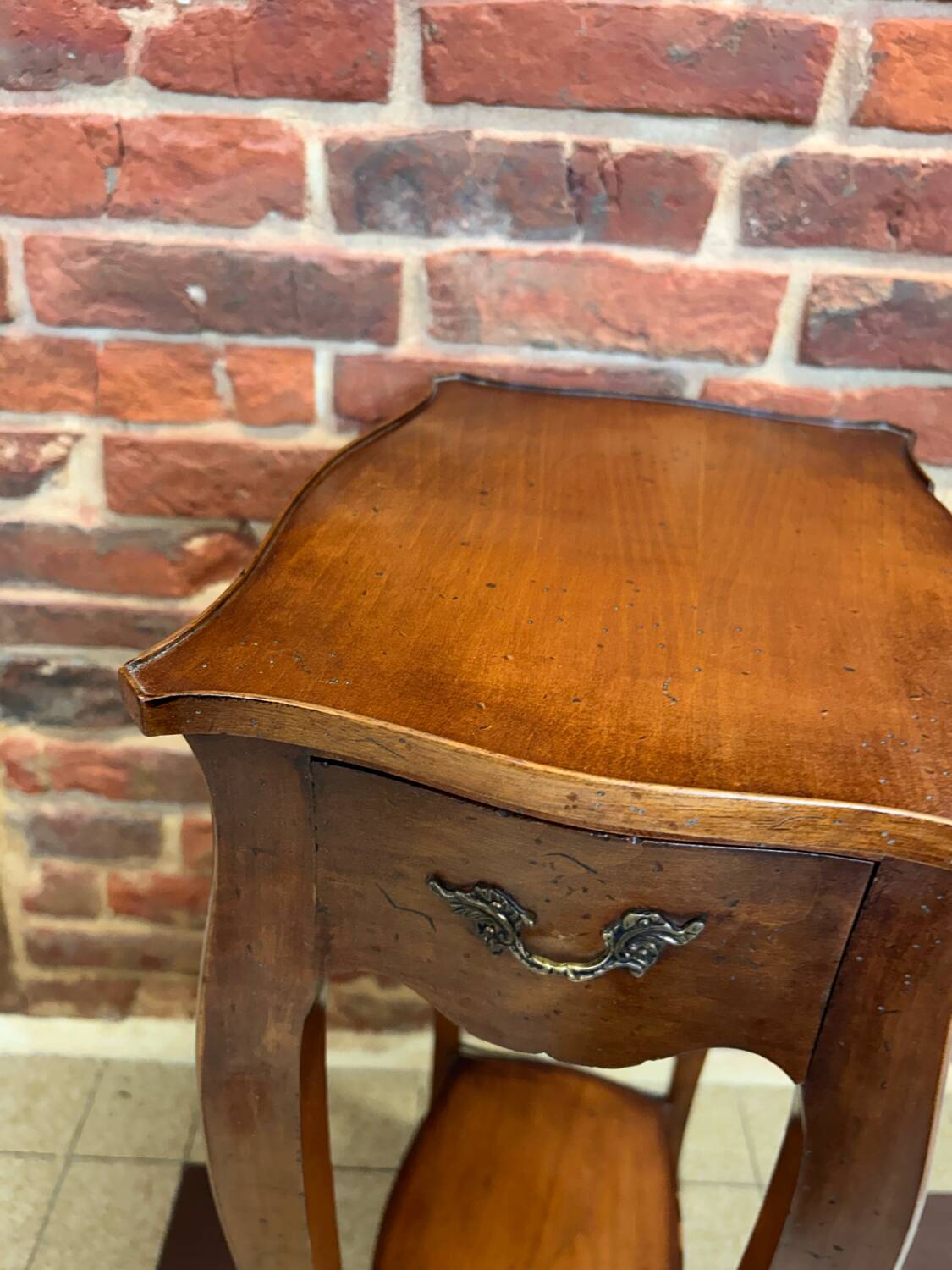 Pretty little vintage pedestal side table