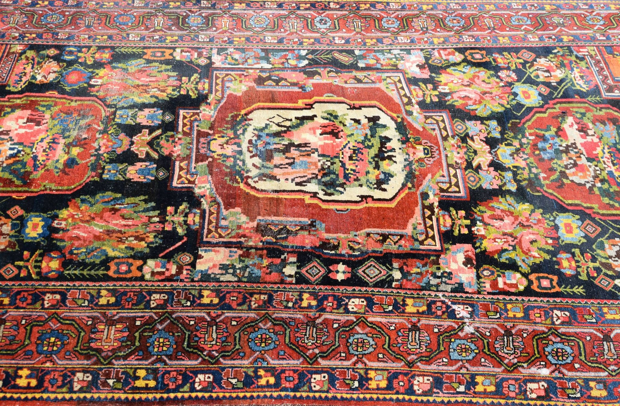 Antique Iranian oriental rug Bakhtiar Faradombeh: 3.37 X 2.13 meters. Early 20th century circa 1920/30