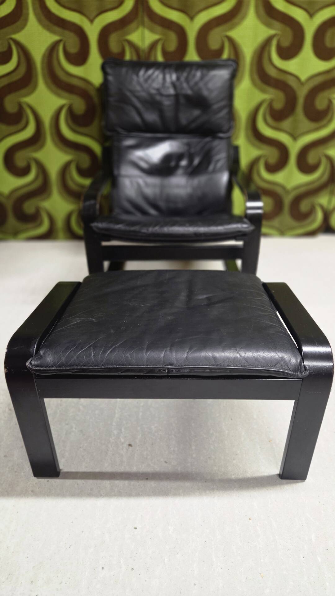 Fauteuil vintage IKEA années 1980 Cuir noir & ottoman