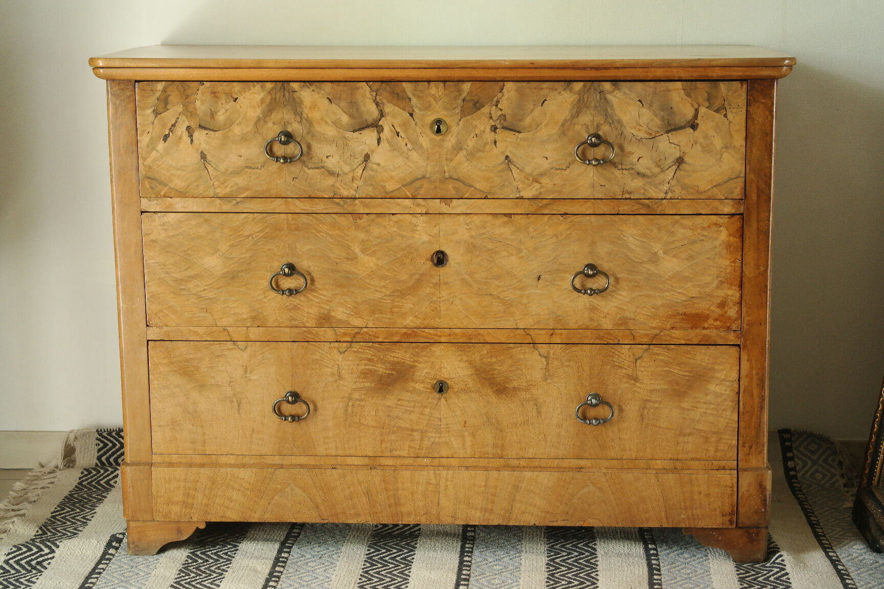 Louis Philippe style chest of drawers in light walnut, 20th century