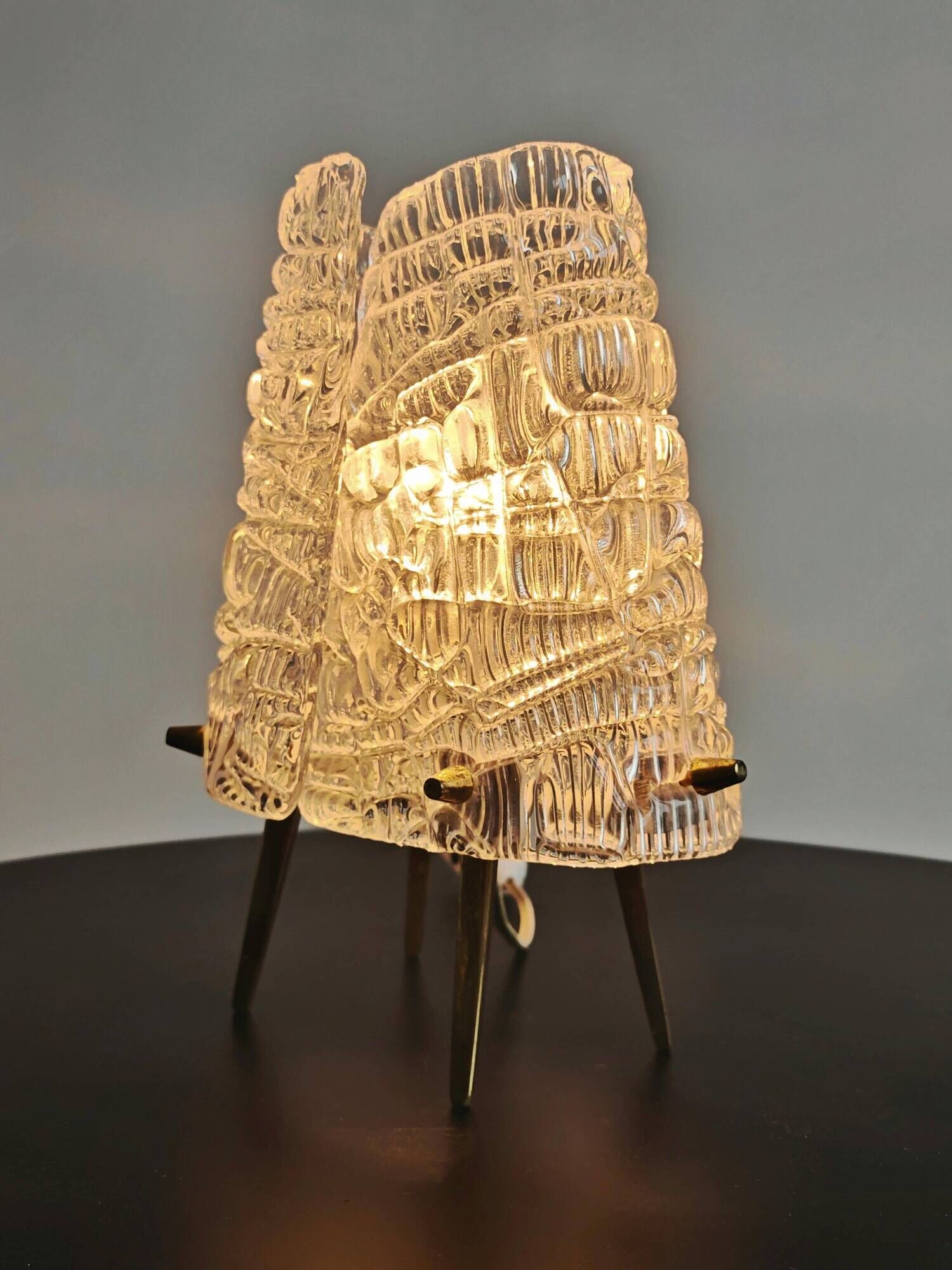 Lampe de table MCM "2/2" par JT. Kalmar en verre texturé et socle en laiton