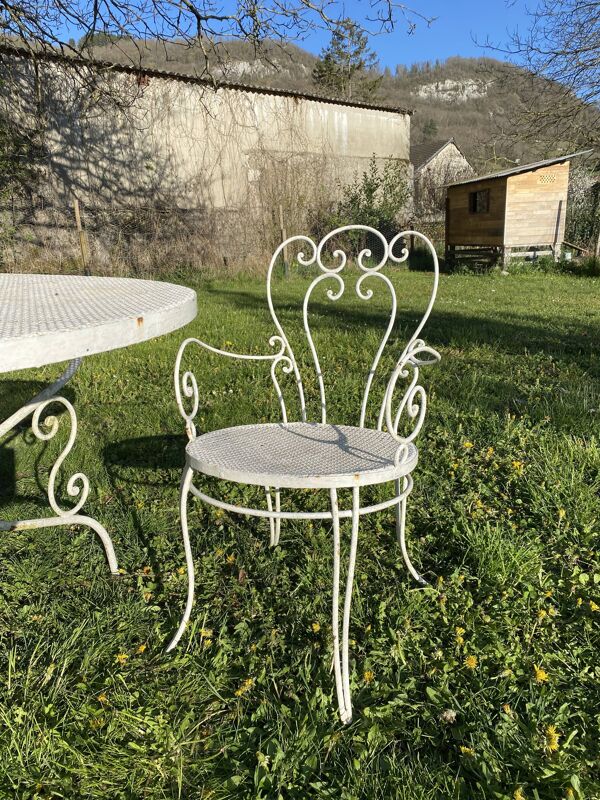 Salon de jardin vintage en fer forgé, table et 3 chaises