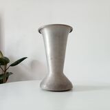 Vase ancien de cimetière en aluminium