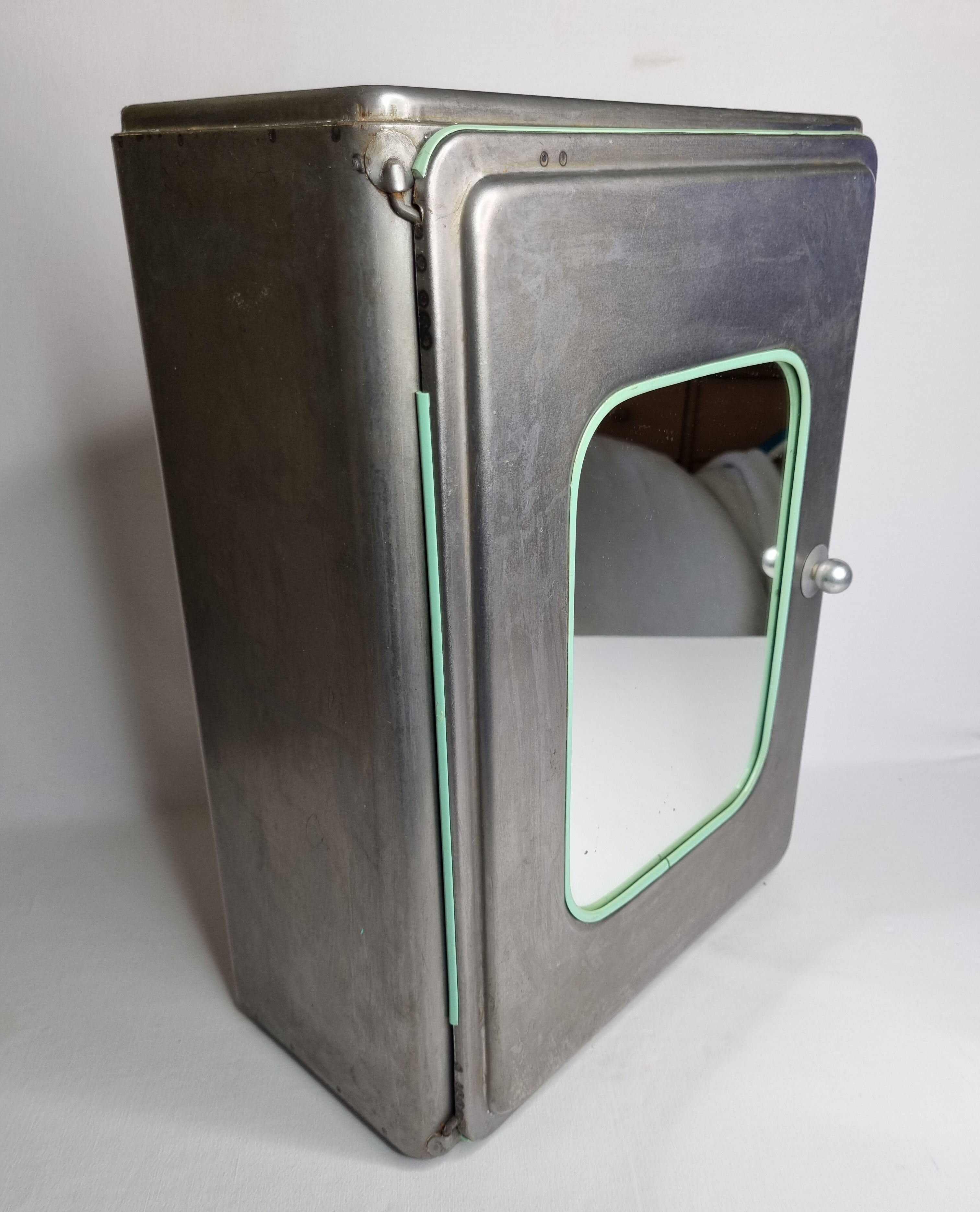 Armoire à pharmacie murale en métal années 40-50