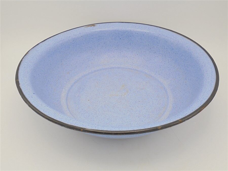 Enamelled tin basin