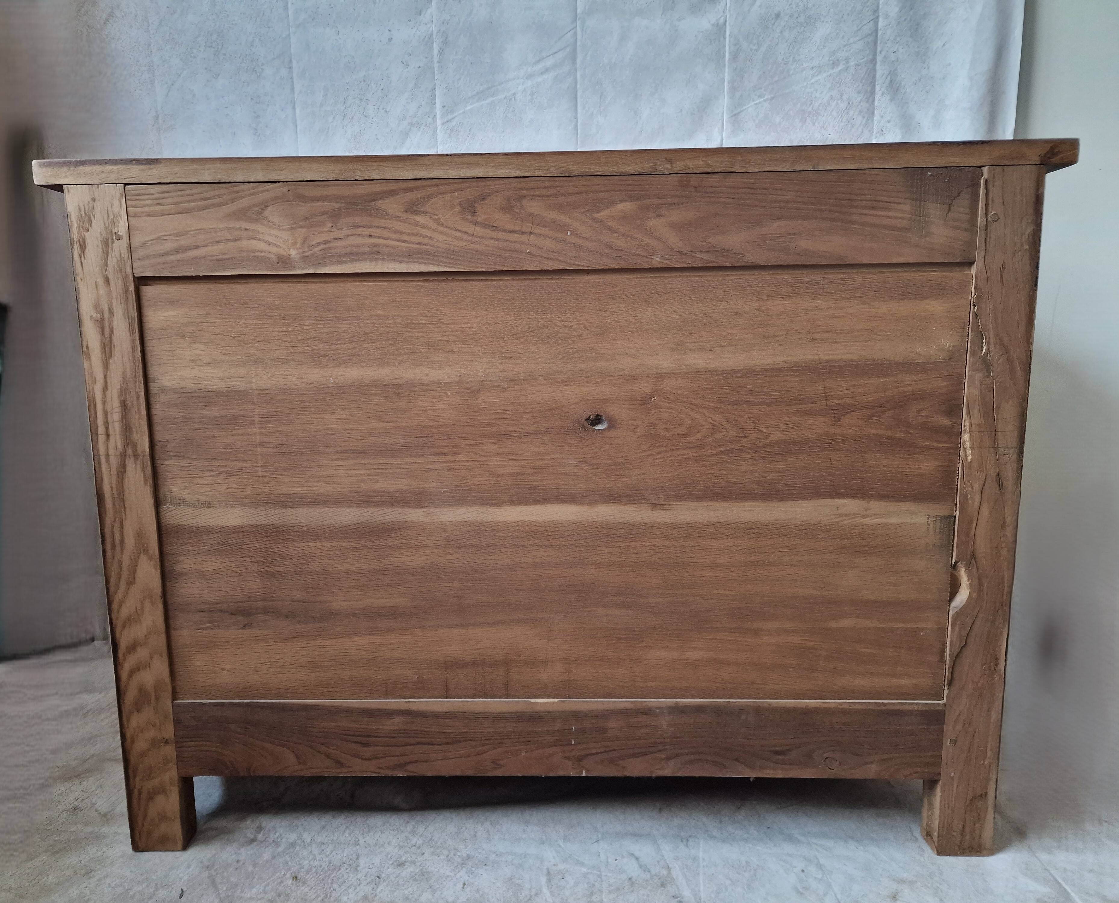 Chest of drawers in raw oak