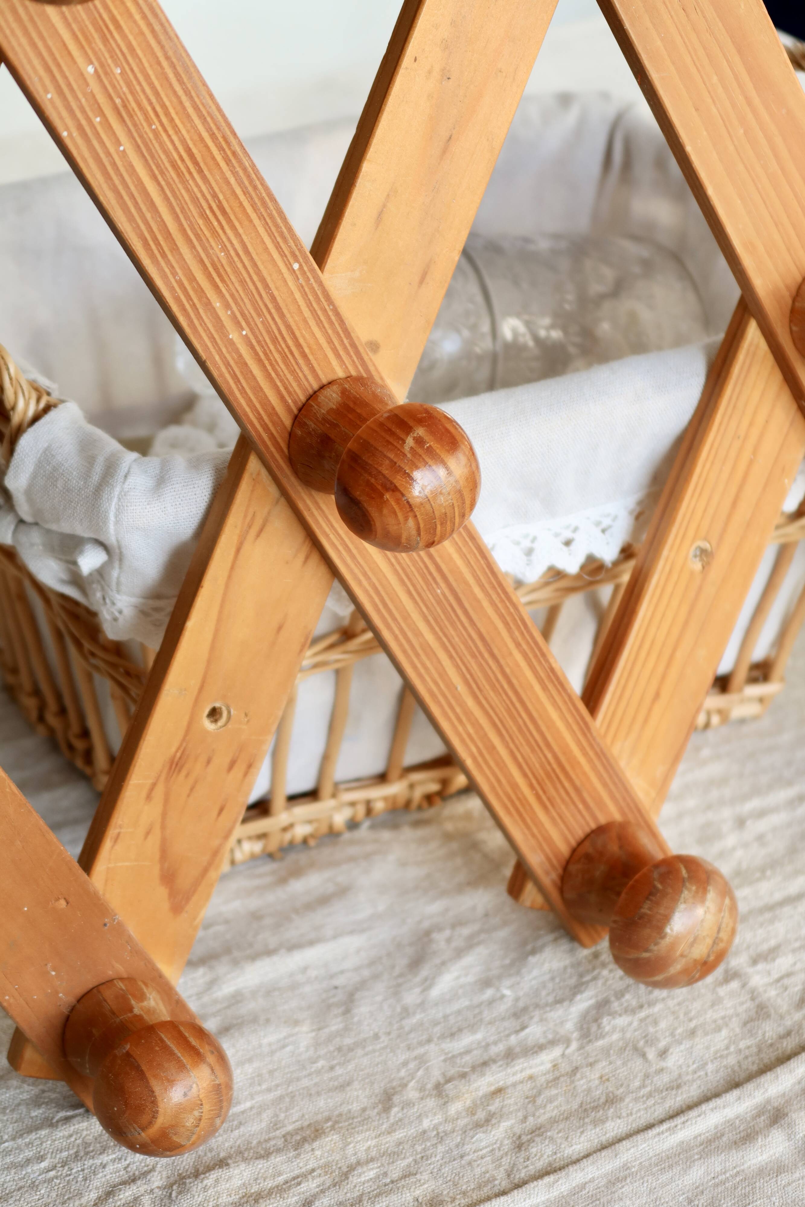 Antique wall-mounted coat rack accordion in dark pine, 10 wooden hooks.