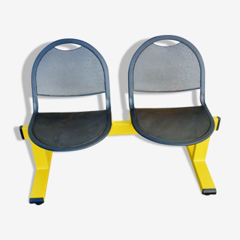 Banc sur poutre jaune avec deux chaises en métal perforé noir métallisé