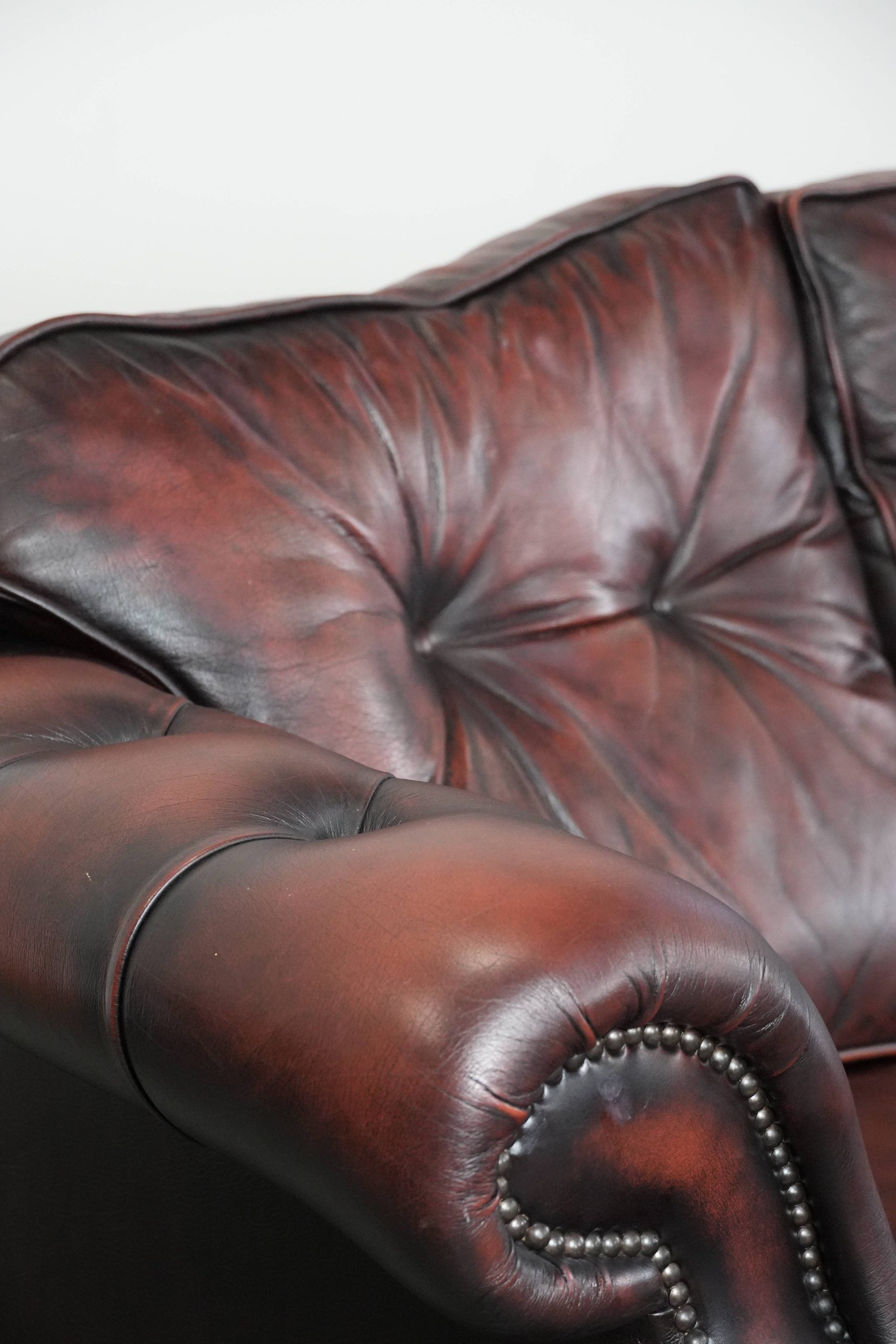 Red 2.5-seater Chesterfield sofa on wheels in English style