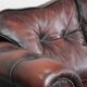 Canapé Chesterfield rouge 2,5 places sur roulettes de style anglais