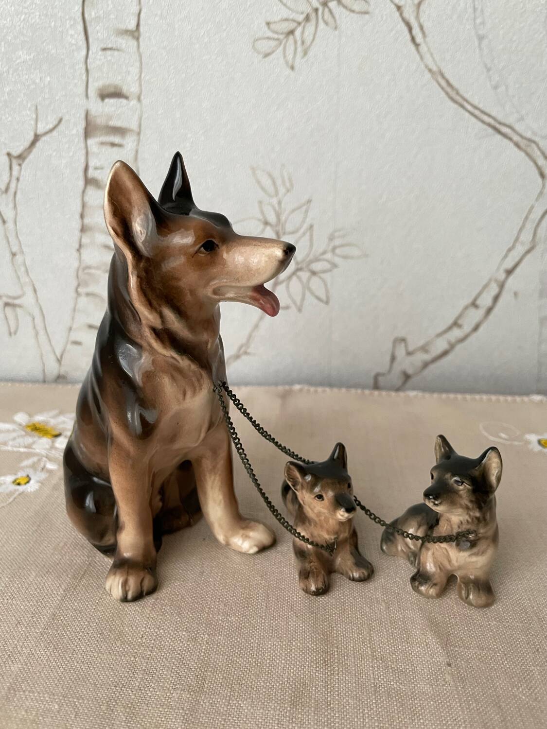Figurine chien berger et ses 2 petits en céramique vintage