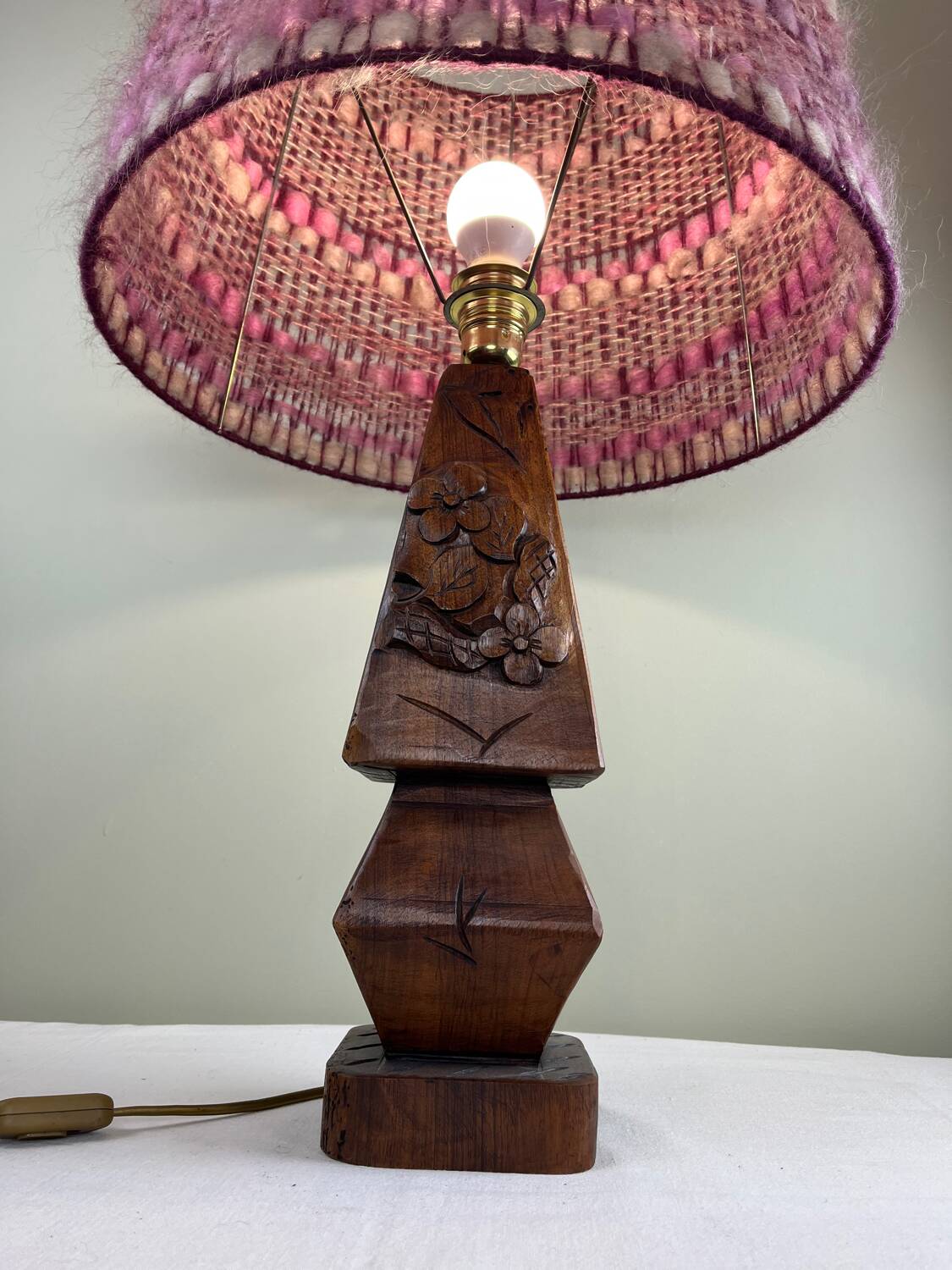 Lampe de table en bois sculpté, abat-jour en laine