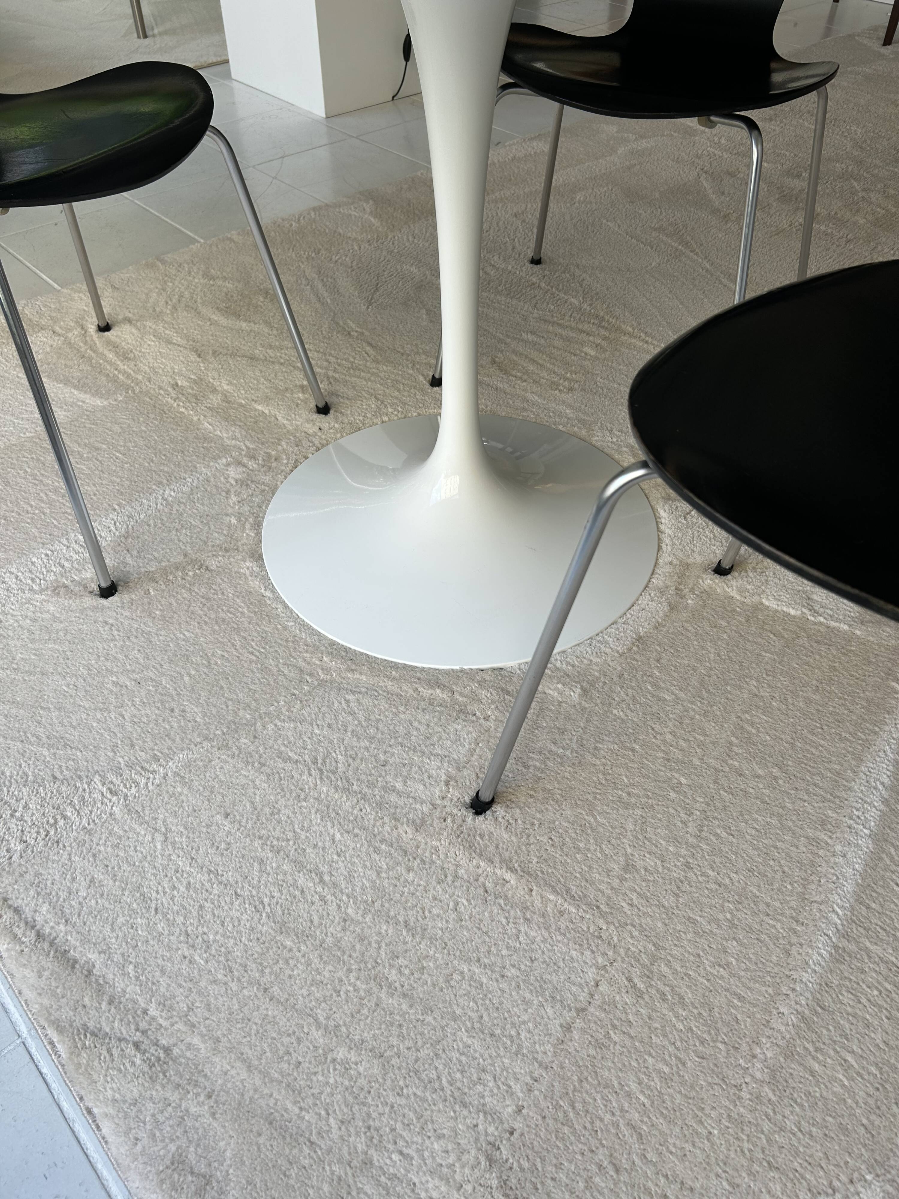 Knoll Tulip Saarinen round table with Arabescato marble
