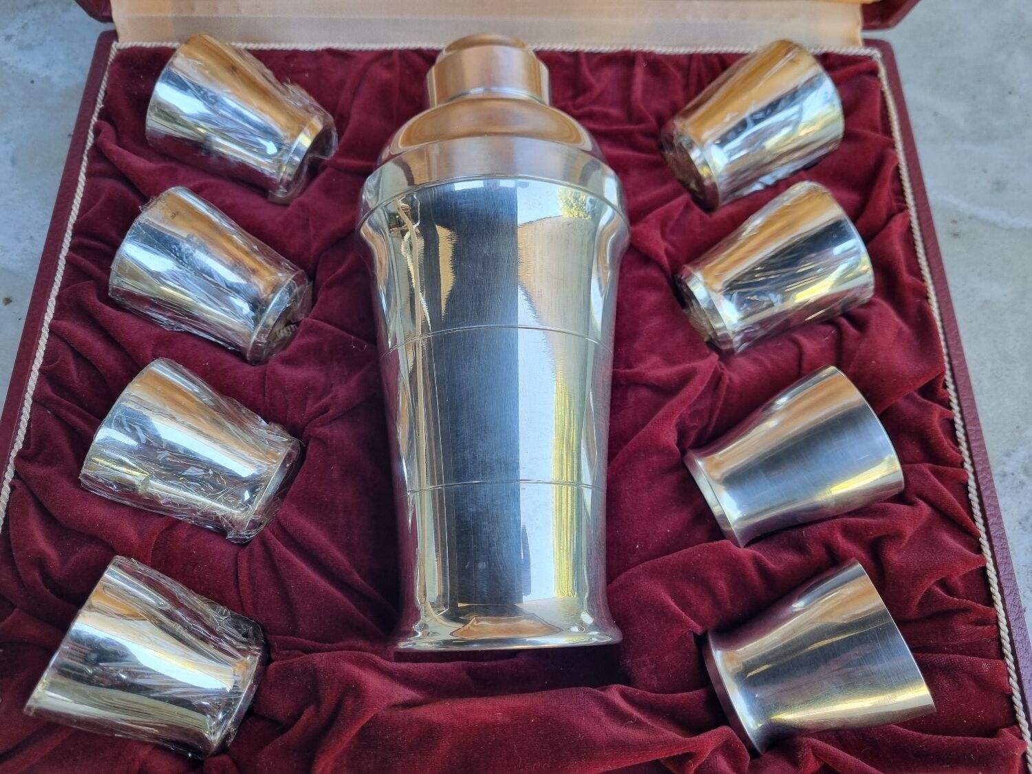 Shaker and 8 silver St Médard cups