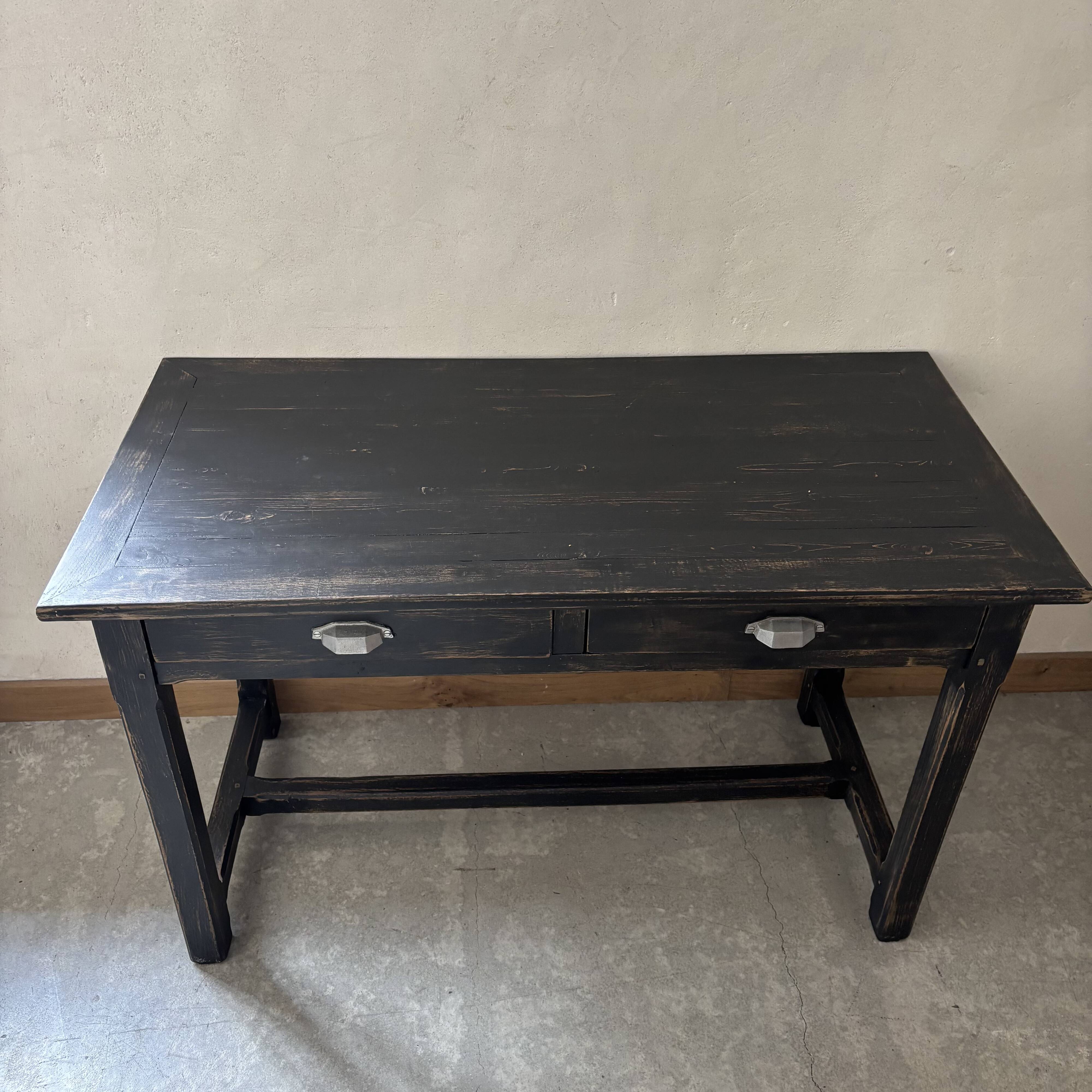 Black table with 2 drawers