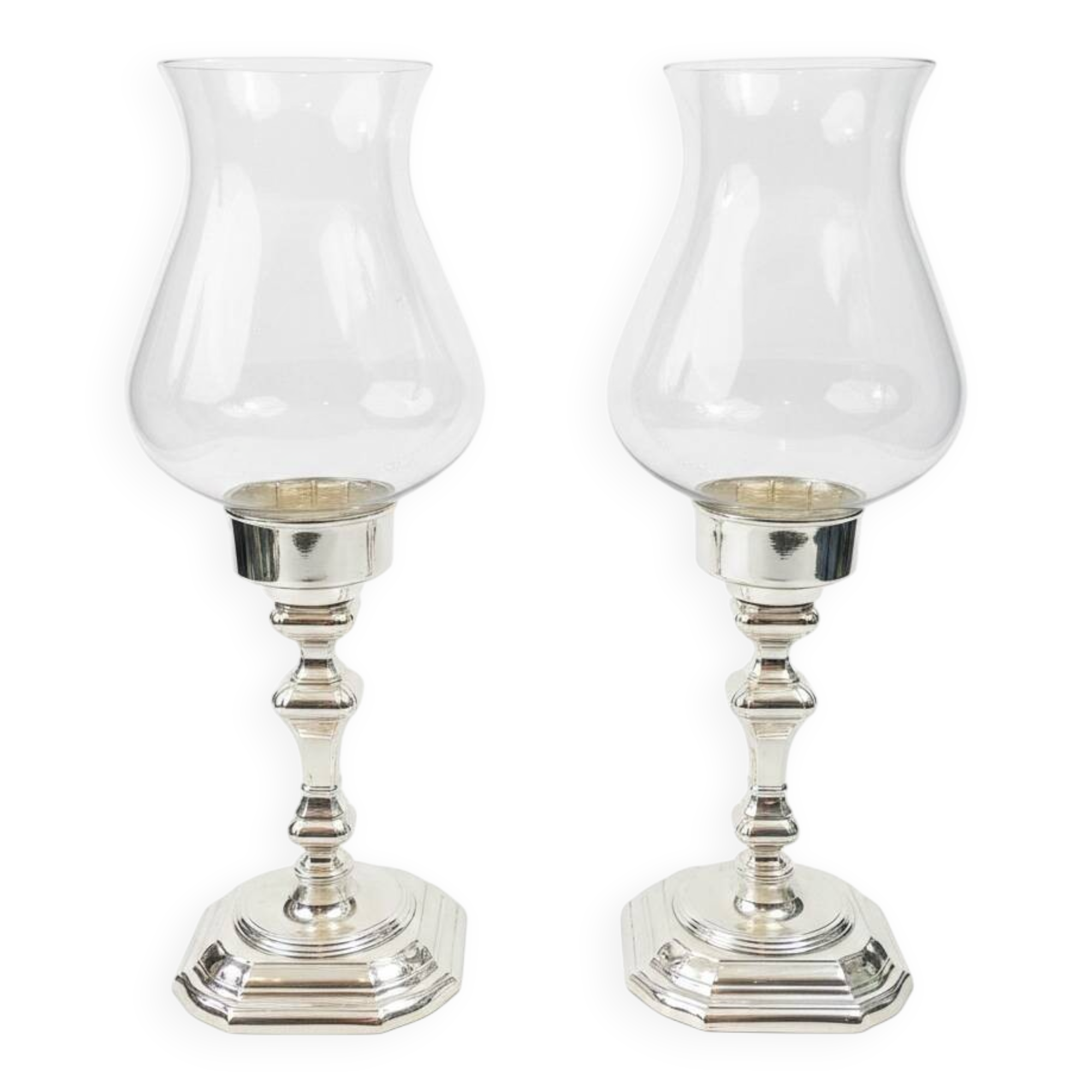 Pair of hurricane lamps – Silver-plated metal and glass.