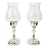 Pair of hurricane lamps – Silver-plated metal and glass.