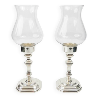 Pair of hurricane lamps – Silver-plated metal and glass.