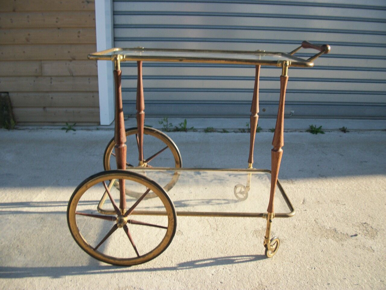 Rolling serving table