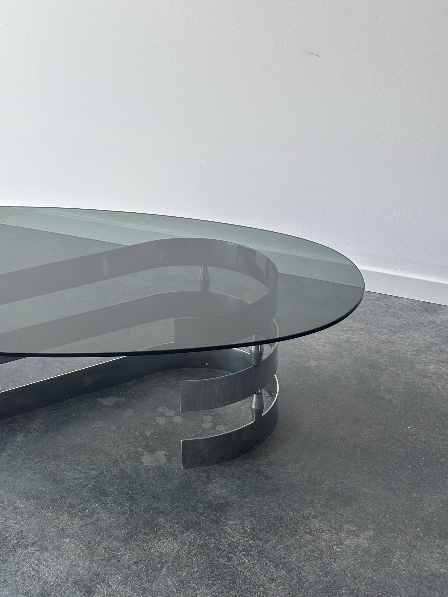 Table basse design en verre fumé et chrome 1970