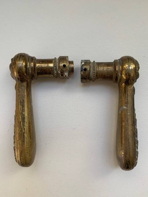 Paire de poignées de porte anciennes en laiton