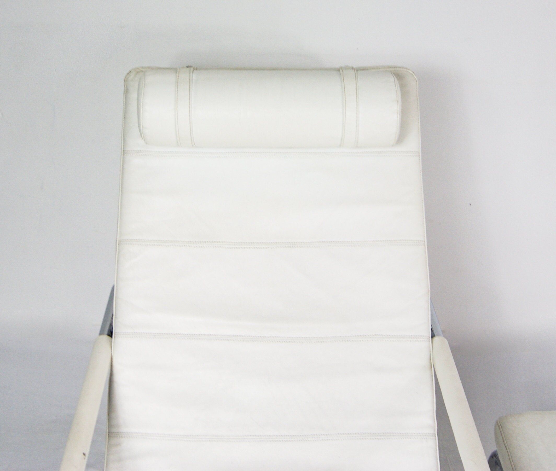 Leather armchair and footstool 'Genni' by Gabriele Mucchi For Zanotta