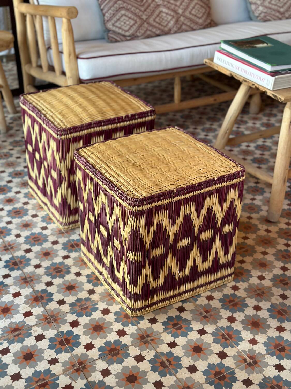Pouf en rotin et osier bordeaux