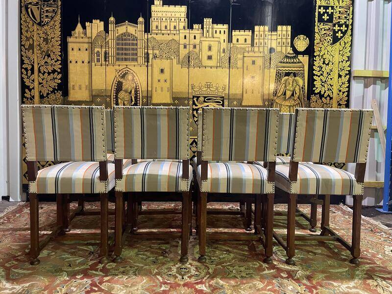 Suite de 8 chaises style Renaissance chêne