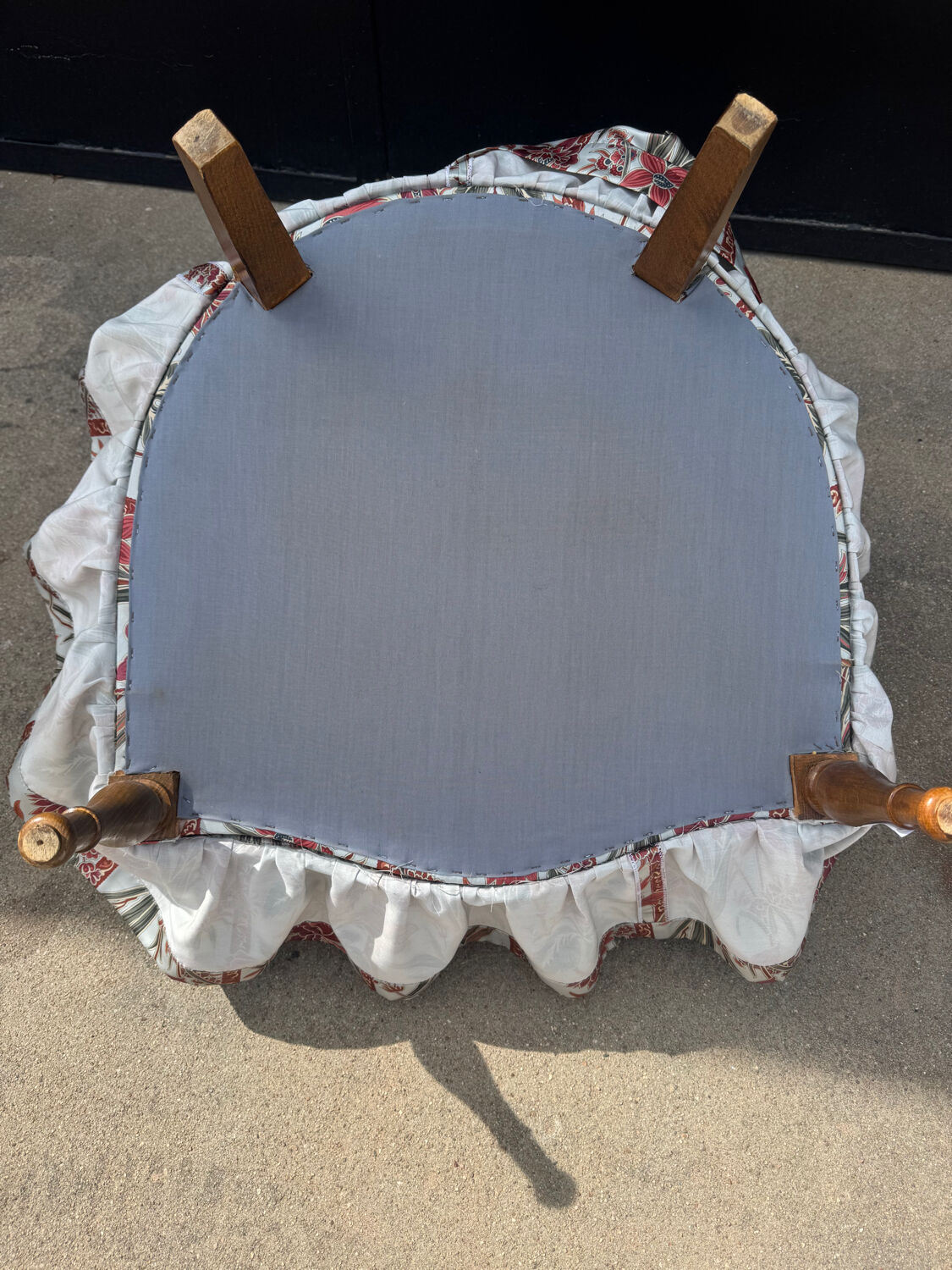 Fauteuil crapaud satin fleuri ancien