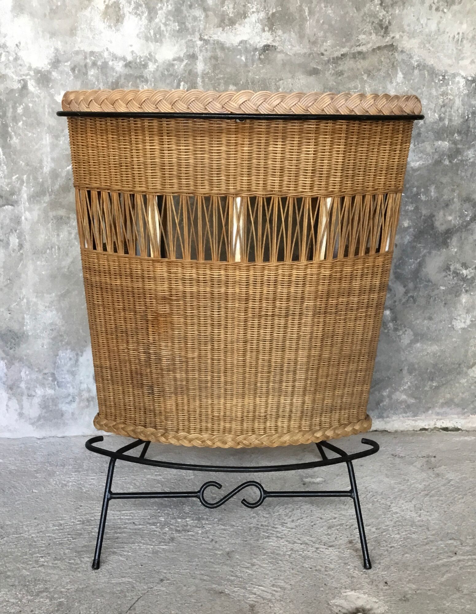 Vintage cocktail bar and its piare of stools - wicker and metal - 1960
