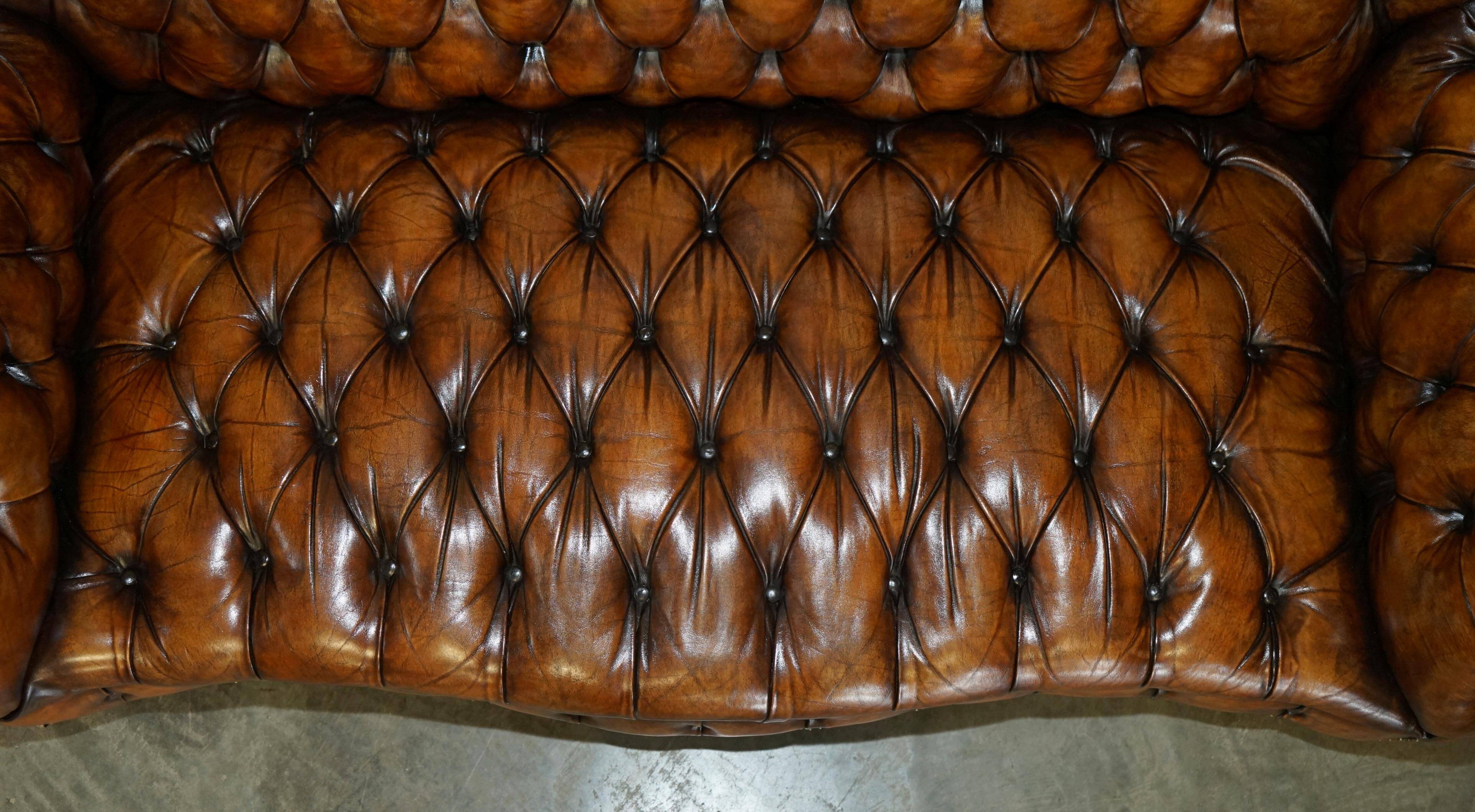 Victorian Chesterfield canapé in hand-dyed serpentine leather.