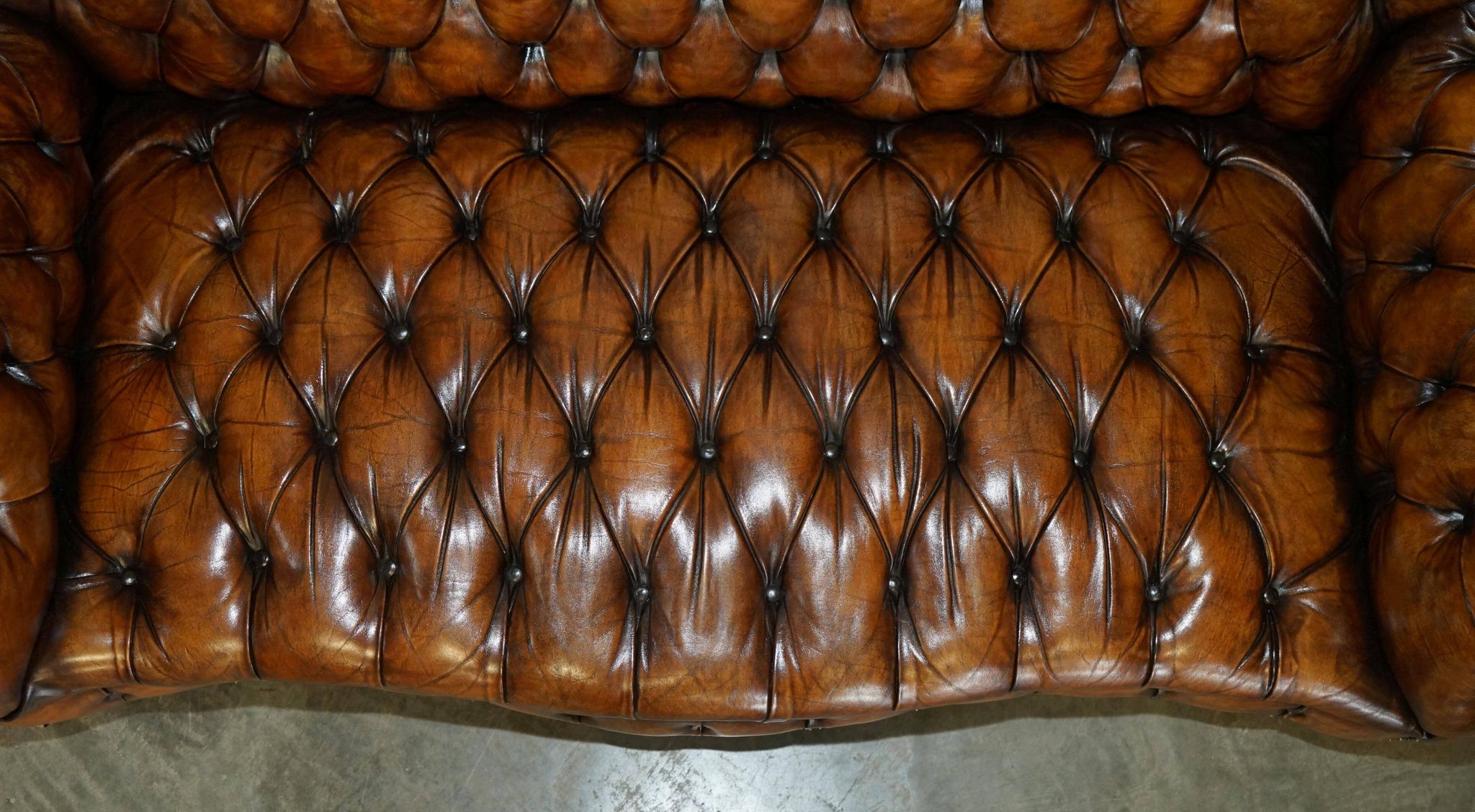 Canapé Chesterfield victorien en cuir serpentin teint à la main