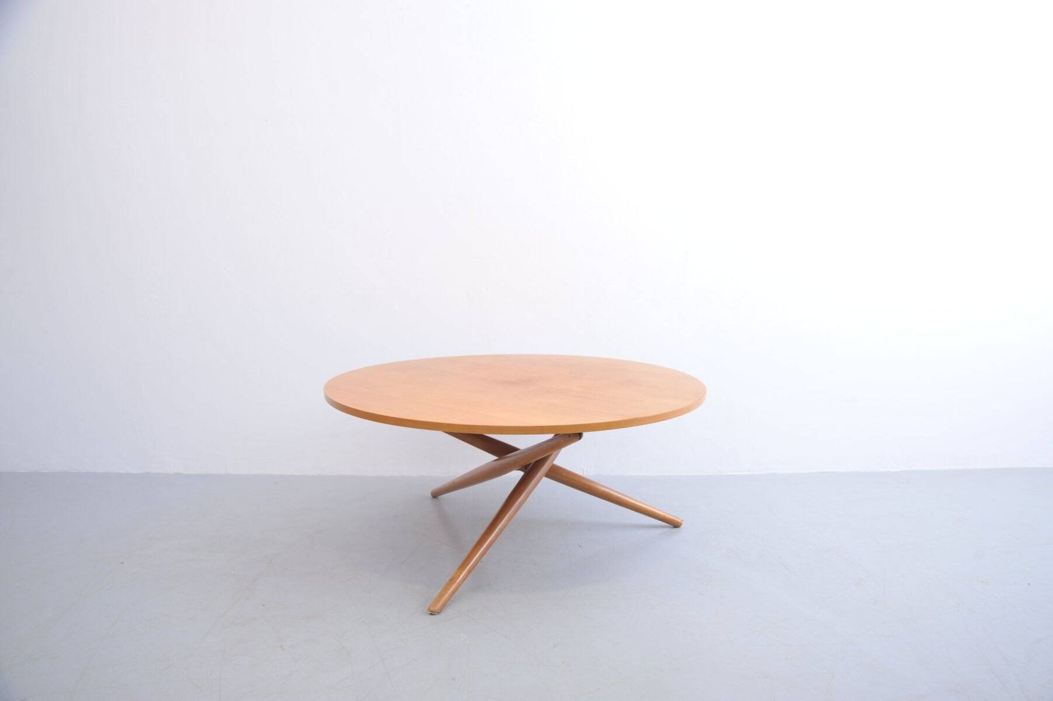 Table en bois de cerisier réglable par Jürg Bally pour Wohnhilfe, années 1950.