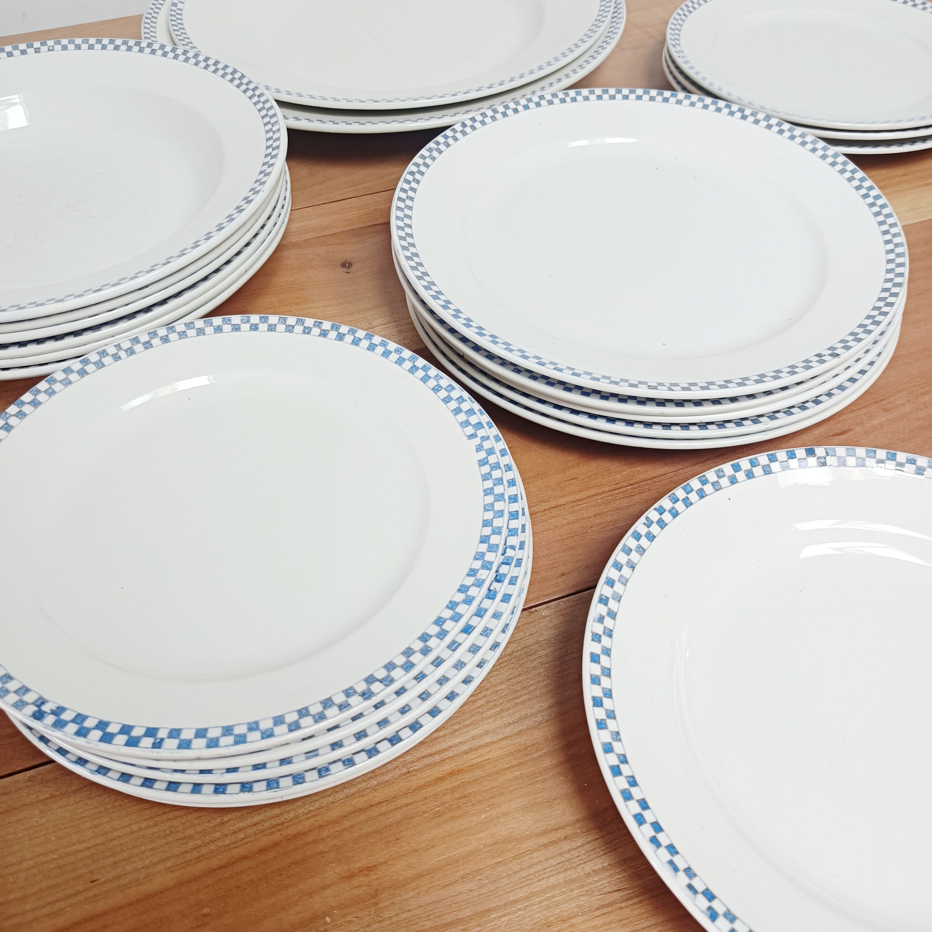 Set of 5 flat plates with blue checkerboard, Sarreguemines 19th