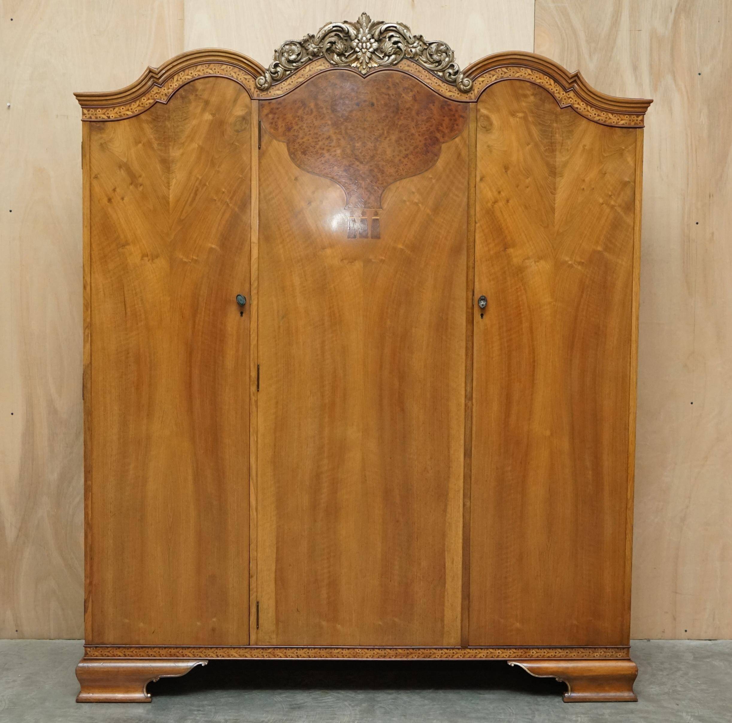 Armoire triple en placage de noyer Waring & Gillow